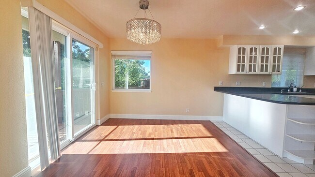 Building Photo - Mercer Island gem - 4 BD 2.5 Ba in Beautiful Mercer Island with new heat pump installed