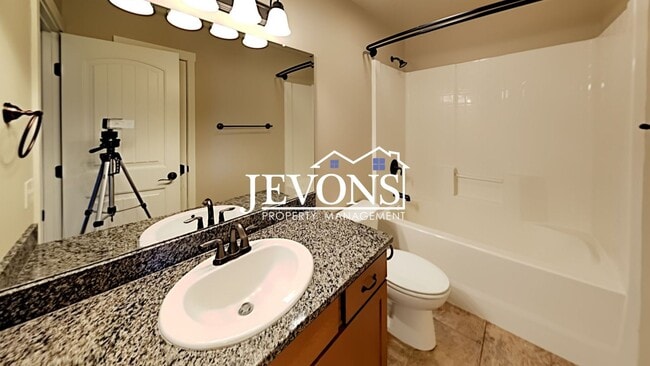 Building Photo - Spacious duplex with master bedroom, backy...