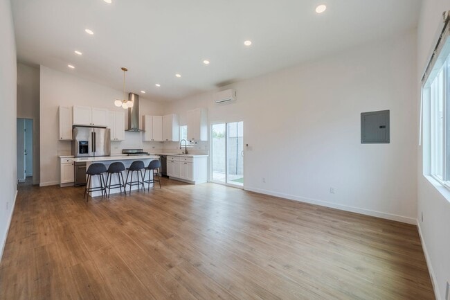 Building Photo - Warm & Inviting Hawthorne Home!