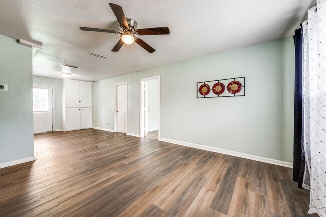 Building Photo - 509 Woodford Ln