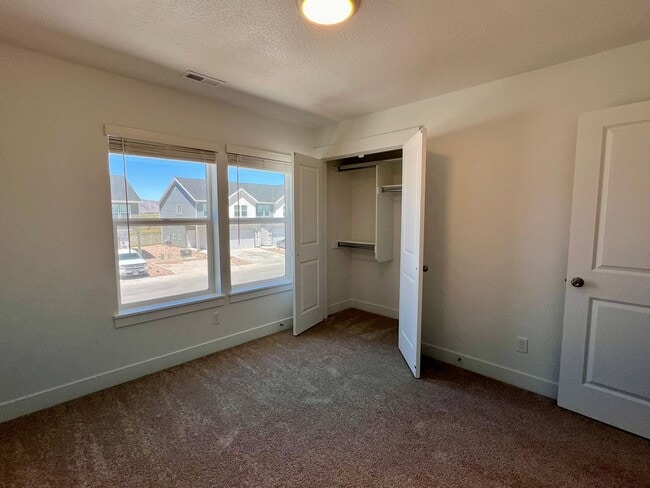 Building Photo - LOVELY TOWNHOME IN SALEM