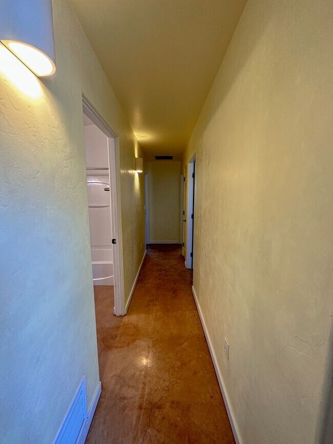 Building Photo - 3 bedroom 2 bath - close to Downtown