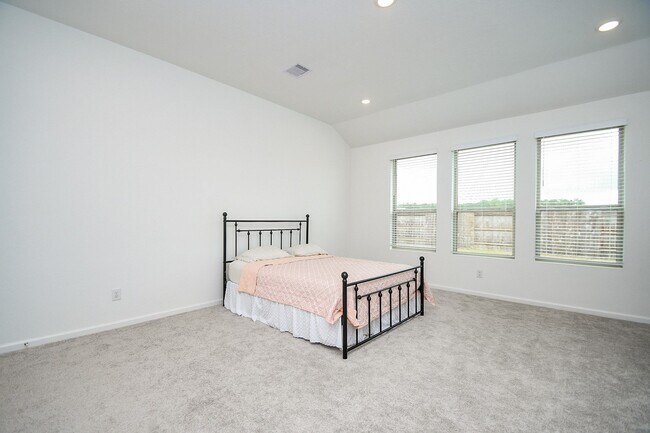 Building Photo - 28722 Mount Bonnell Dr