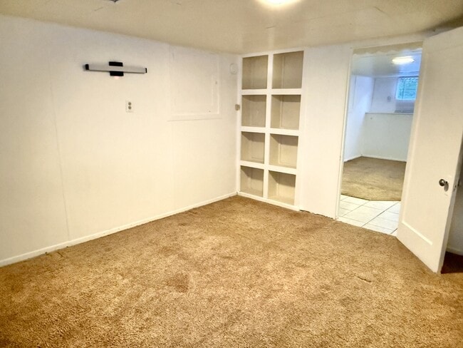 Building Photo - 925 Wilson Ave S