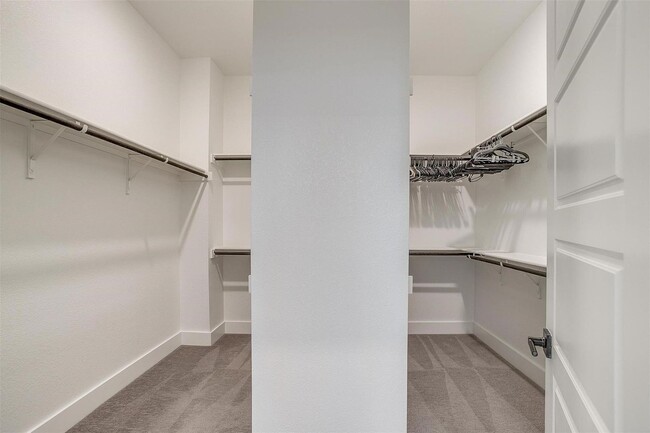 Building Photo - Stylish, Upgraded 3-bedroom, 2.5 bathroom ...