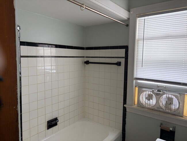 Building Photo - 1430 N 21st St
