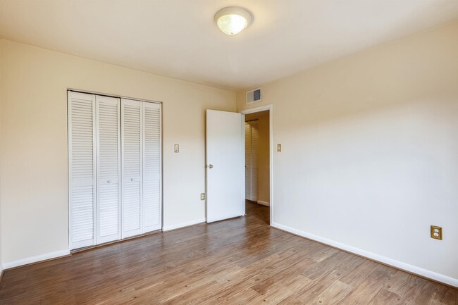 Building Photo - 7611 Maple Ave