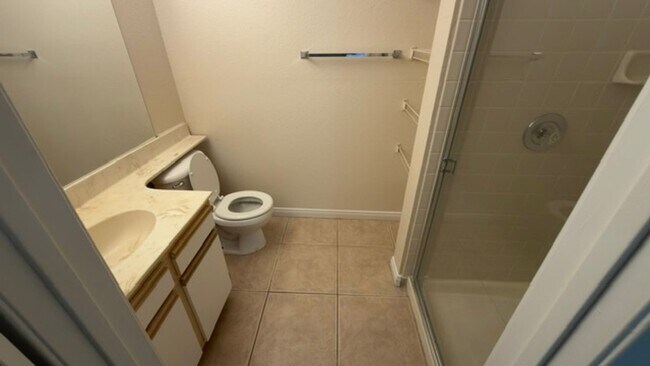 Building Photo - 2 Bedroom Condo!