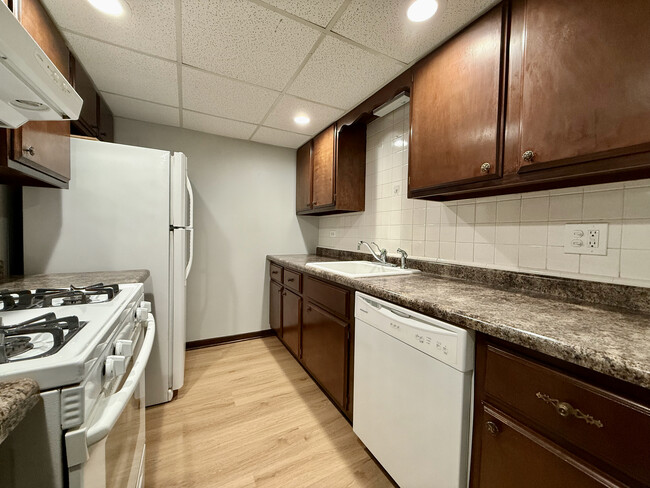 Building Photo - 600 Thames Pky