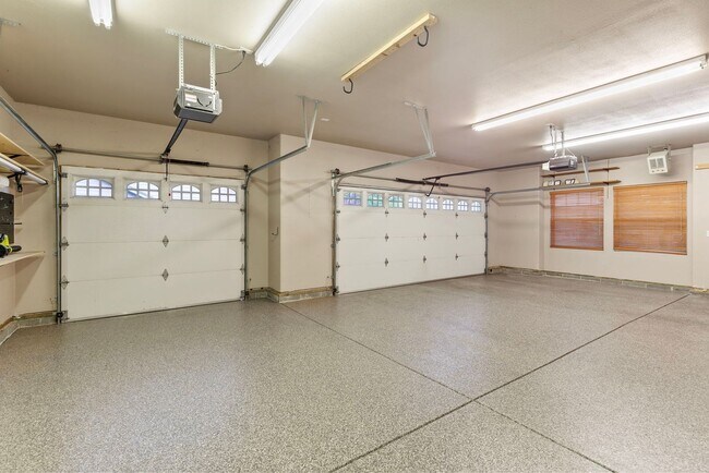 Building Photo - NW Grants Pass, Class, Style and Views!!!