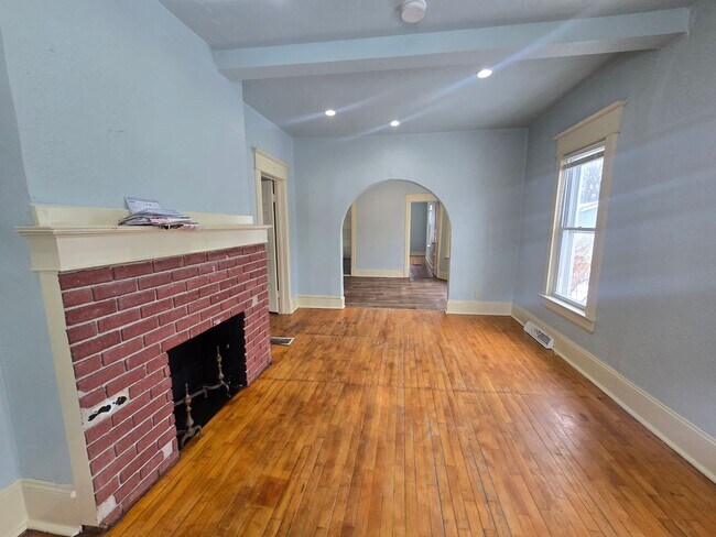 Building Photo - 406 Naymut St