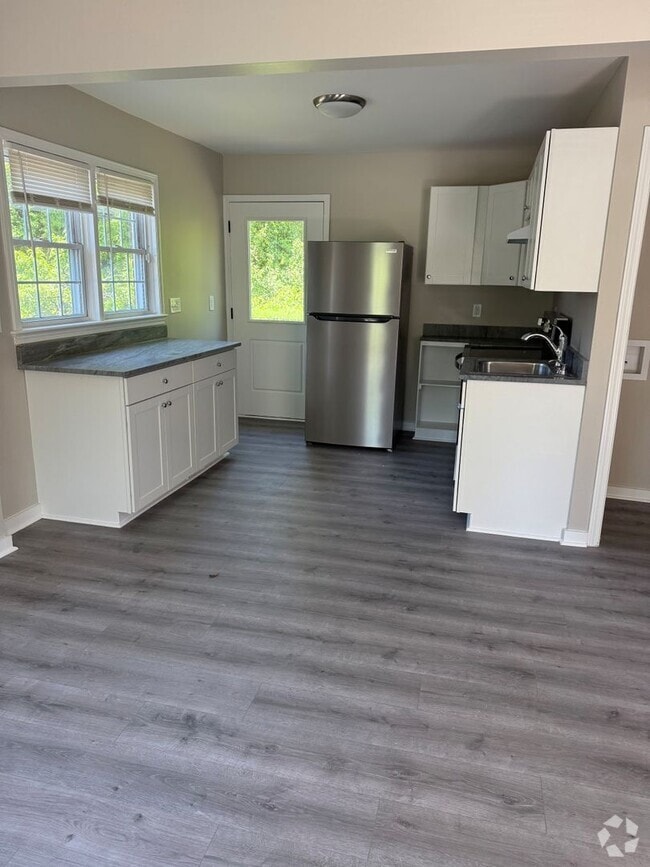 Building Photo - Two Bedroom 1 Bathroom House