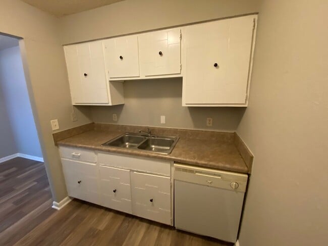 Building Photo - Lovely 1 bedroom condo in South Nashville! Private Balcony!