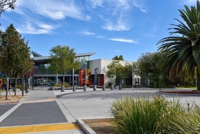 Building Photo - Modern House Near Downtown