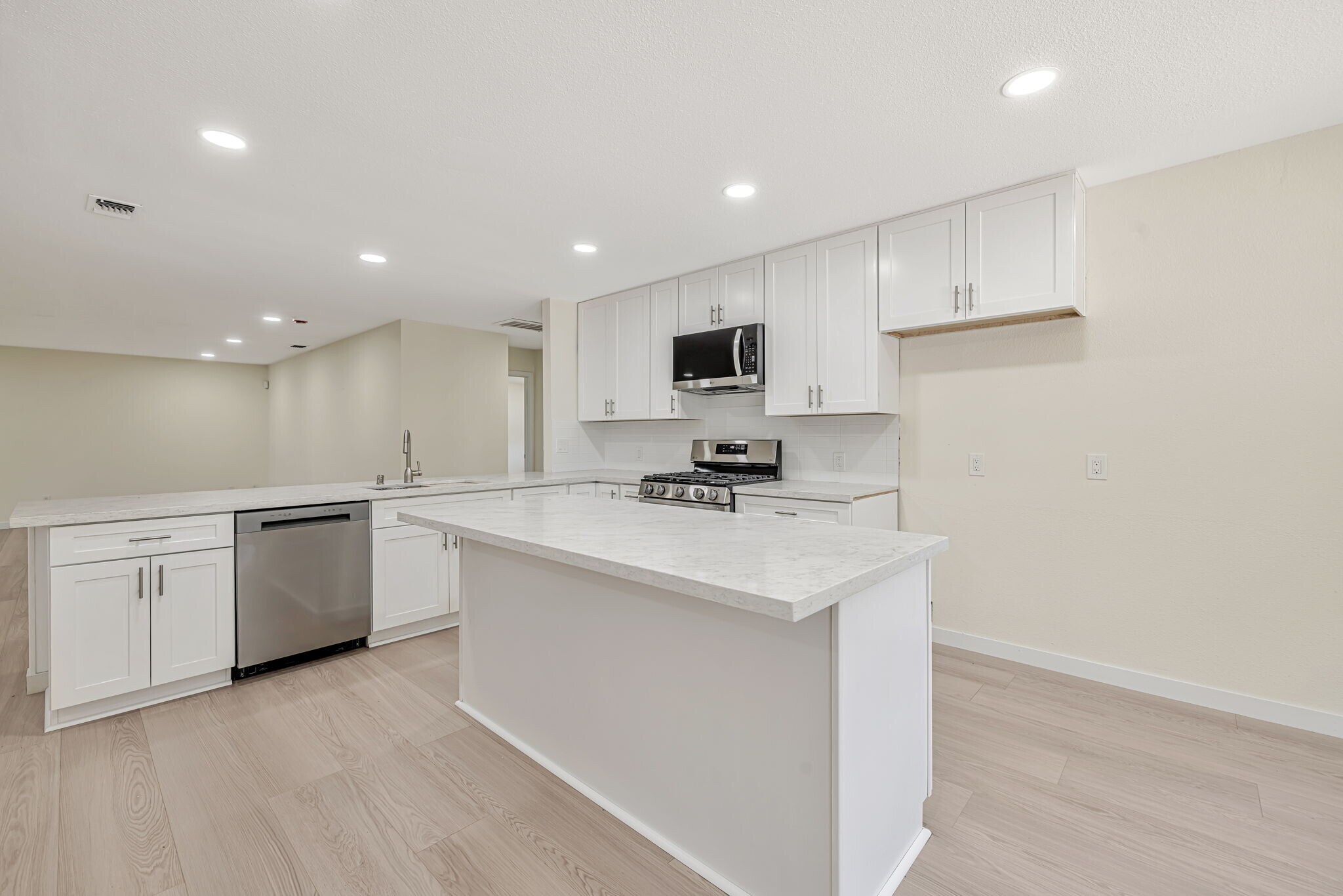 Building Photo - 6941 Golf View Dr