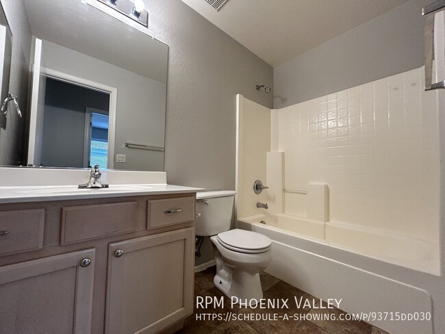 Building Photo - 3 bed/ 2bath Goodyear Home with All new Pa...