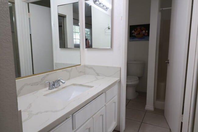 Building Photo - 528 S Sorrel St