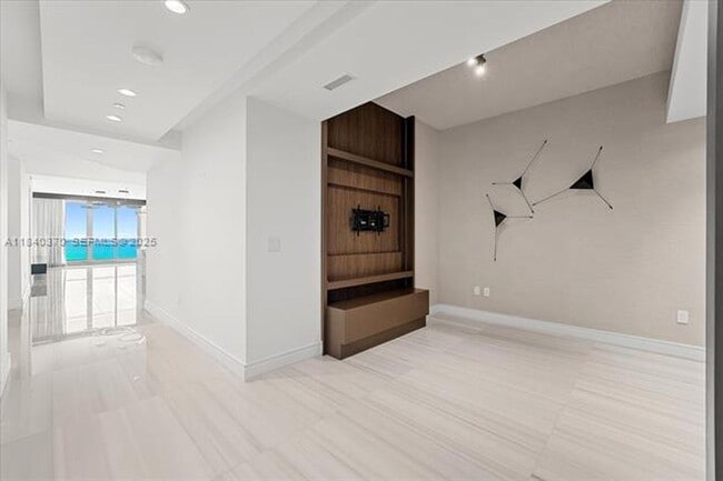 Building Photo - 17901 Collins Ave