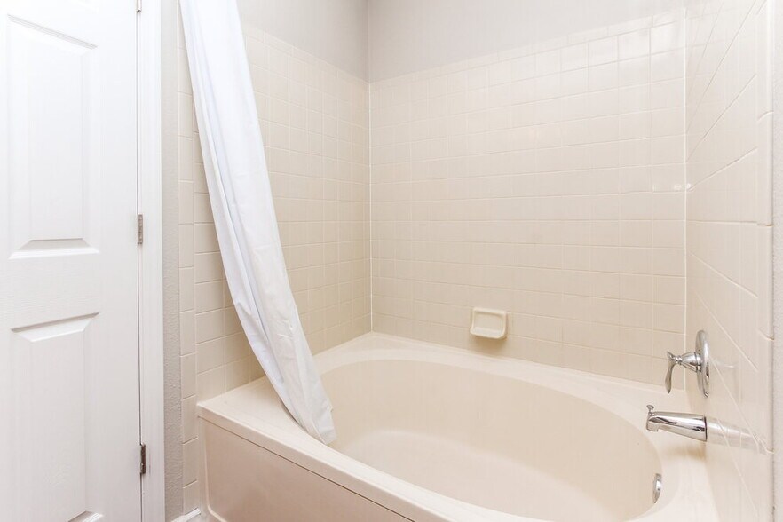 Building Photo - 2425 Woodmont Ct