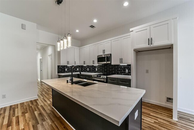 Building Photo - 5714 Beldart St