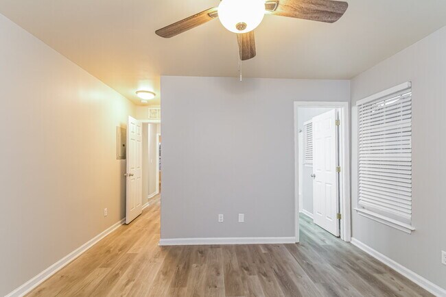 Building Photo - 821 Skinner Dr