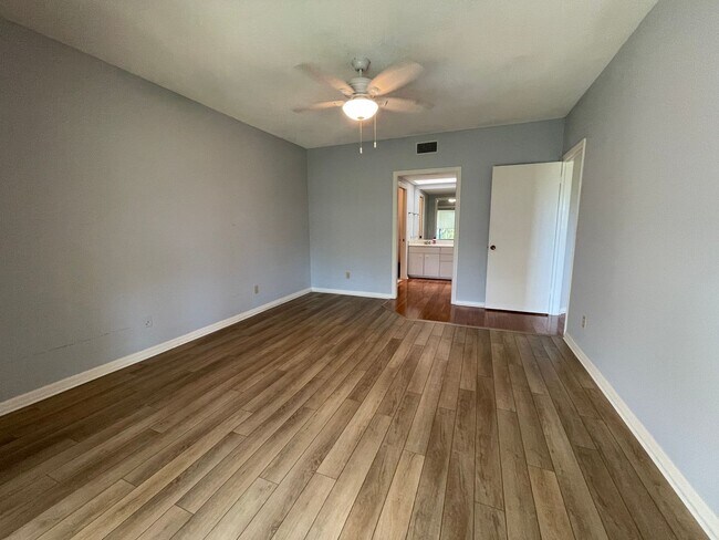 Building Photo - 2 BR 2 Bath Condo in Reflections on the Ri...