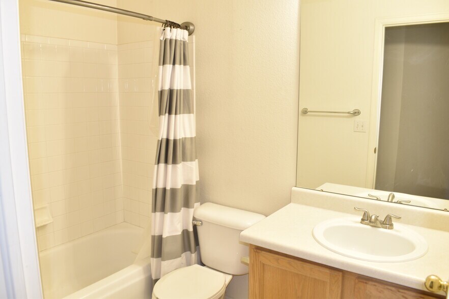 fresh and clean main bath - 1545 Spring Water Pl