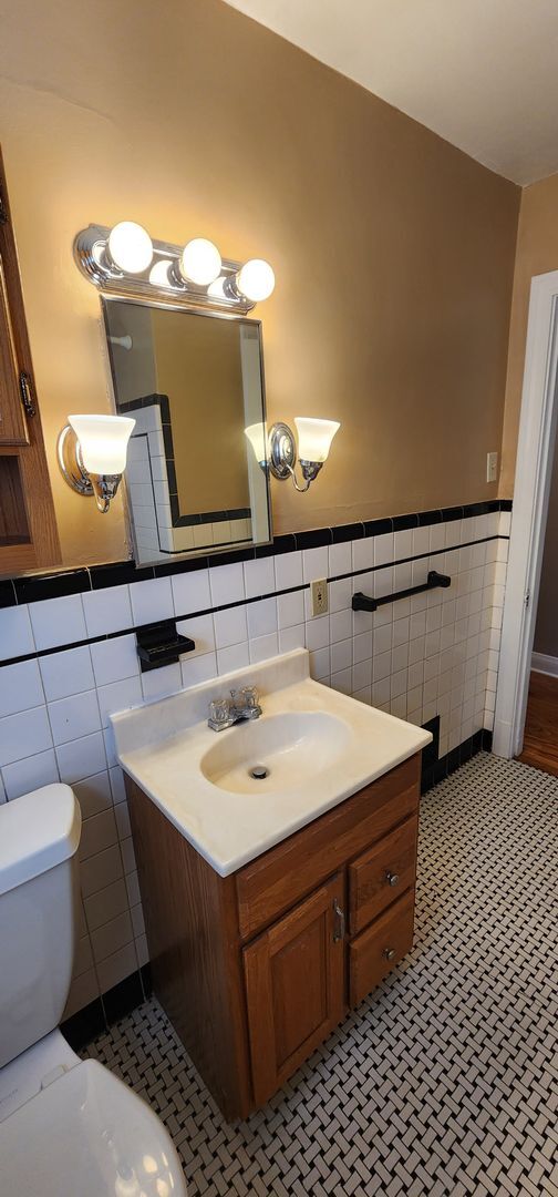 Building Photo - Welcome to this charming 3-bedroom, 2-bath...