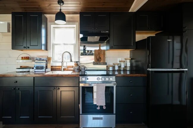 Building Photo - 31 Forest St