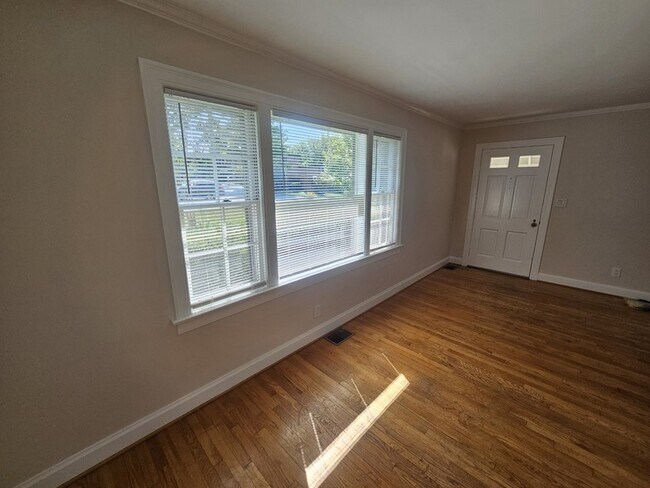 Building Photo - 2502 Woodlawn Dr