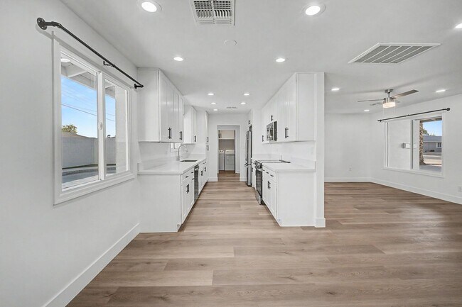 Building Photo - 6 Bed/ 3 Bath with Pool