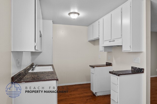 Building Photo - 1880 Locust Ave