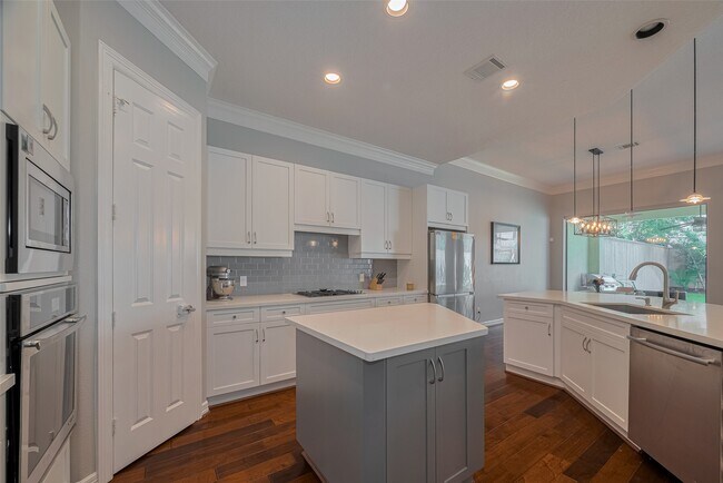 Building Photo - 4006 Lanark Ln