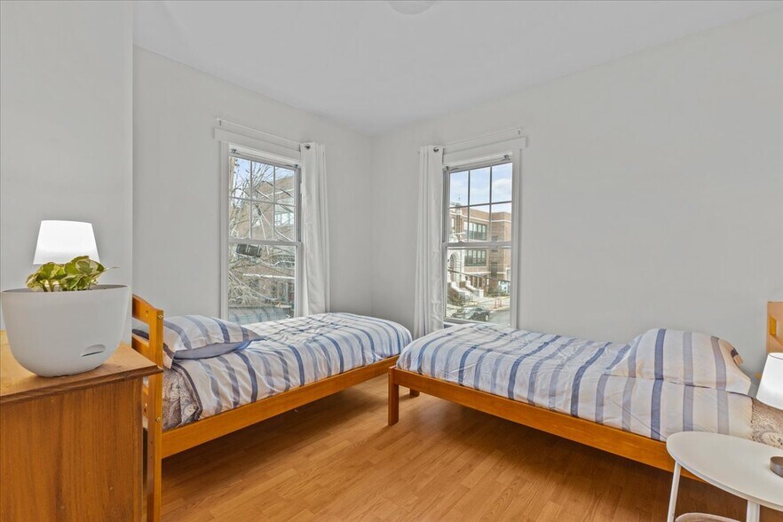 Bedroom two, twin beds - 9 Allen St