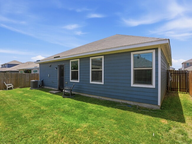 Building Photo - "Charming 4-Bed Oasis with 2 Baths in Fort Worth – Spacious 1,724 Sq Ft Gem!"