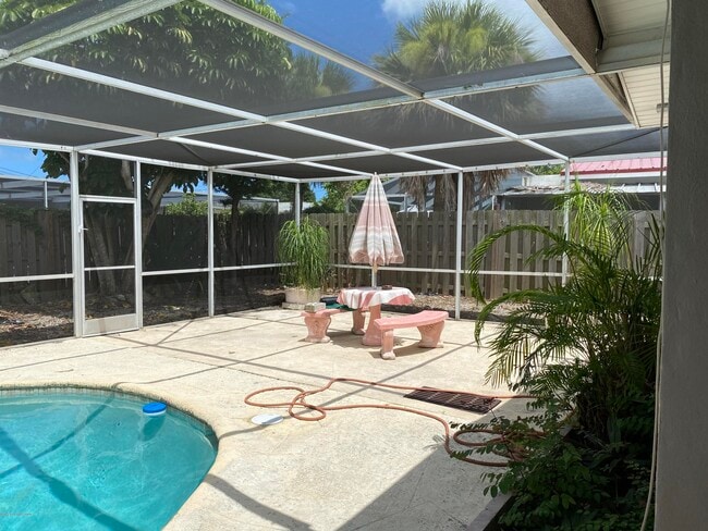 Building Photo - 466 Gateway Dr