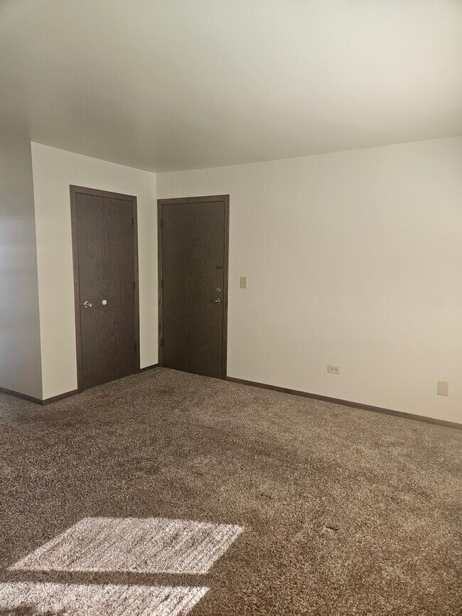 Building Photo - 1253 Getzelman Dr