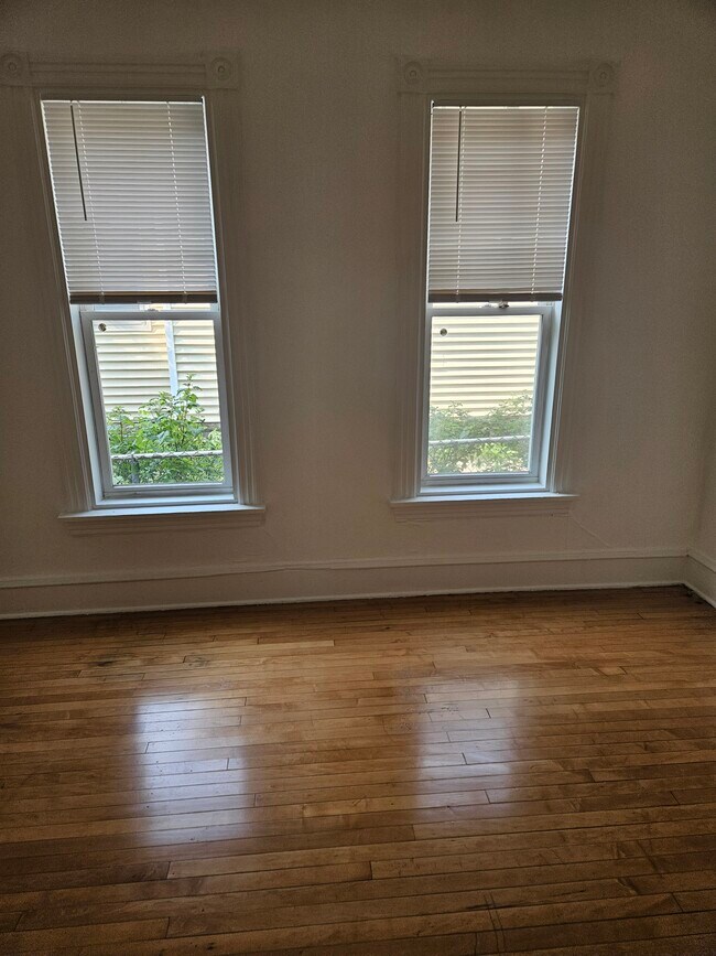 Building Photo - 1331 6th St NE