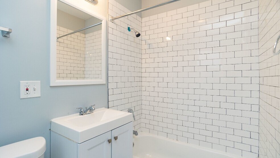 Building Photo - 3320 N LeClaire Ave