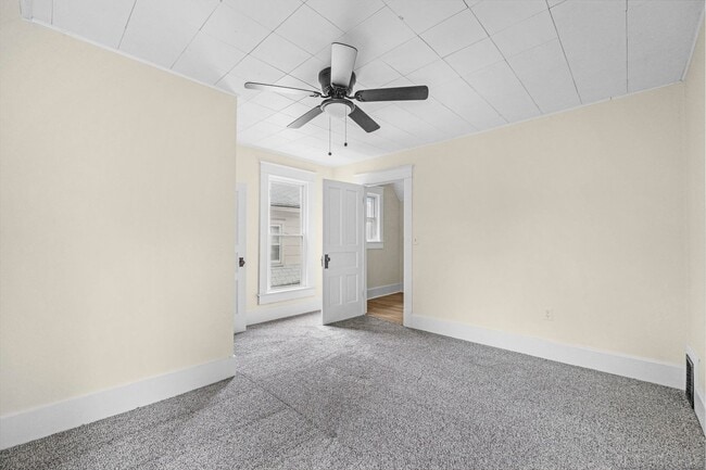 Building Photo - 3 bedroom house in Kendallville! CHRISTMAS...