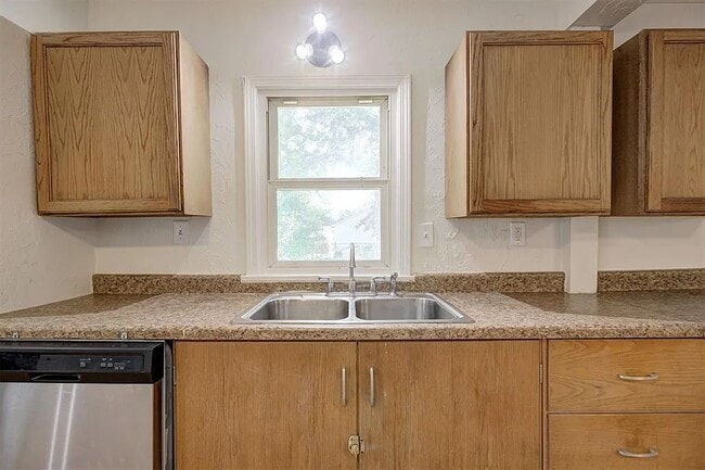Building Photo - 4001 Meadowview Dr