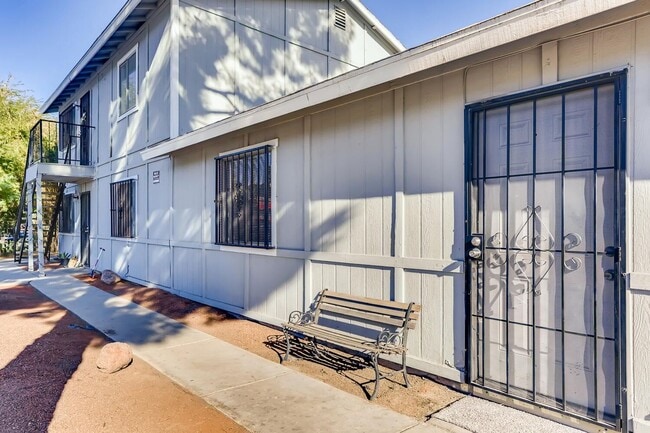 Building Photo - Redone STUNNING 1st floor Apartment!