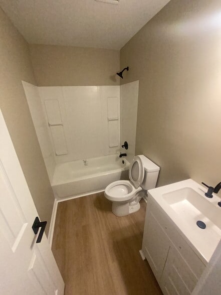 Building Photo - 3329D Moorewood Dr