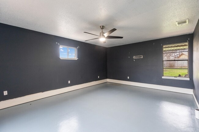 Building Photo - 400 N River Oaks Dr