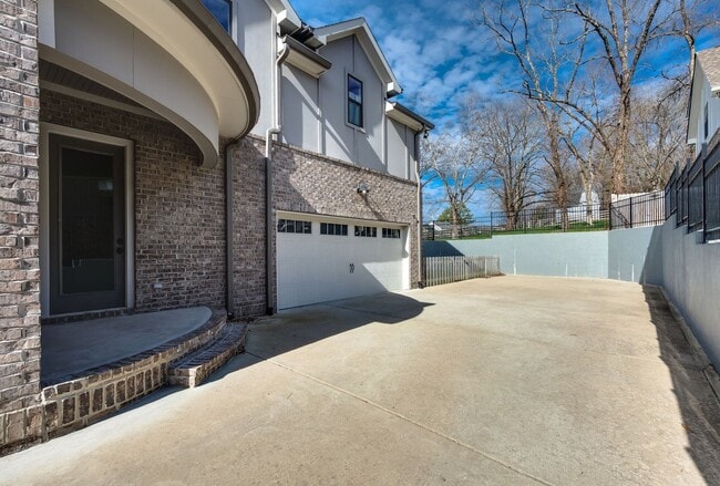 Building Photo - Dream home in the heart of Belle Meade, located on a private dead-end street!