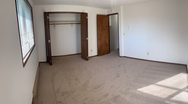 Building Photo - 1122