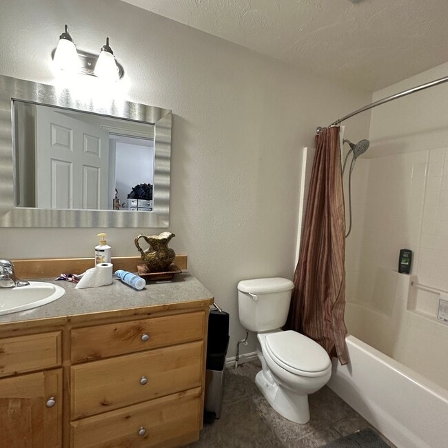 Building Photo - 3 Bedroom Victor Townhouse - Furnished