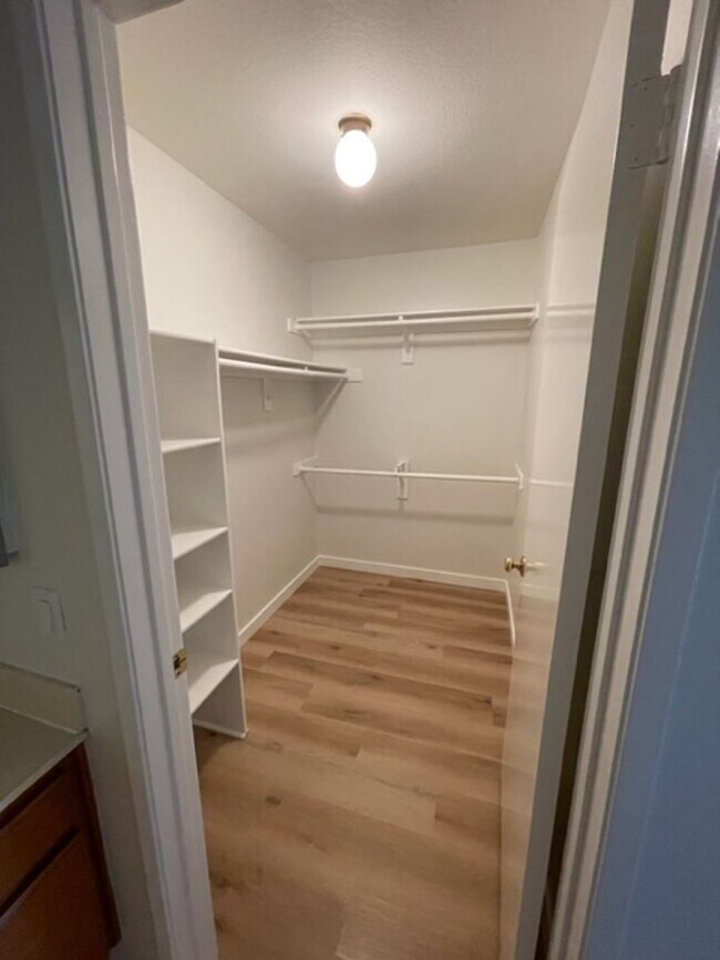Building Photo - Large 2 Bedroom, 2 Bath Condo with 2 Parki...