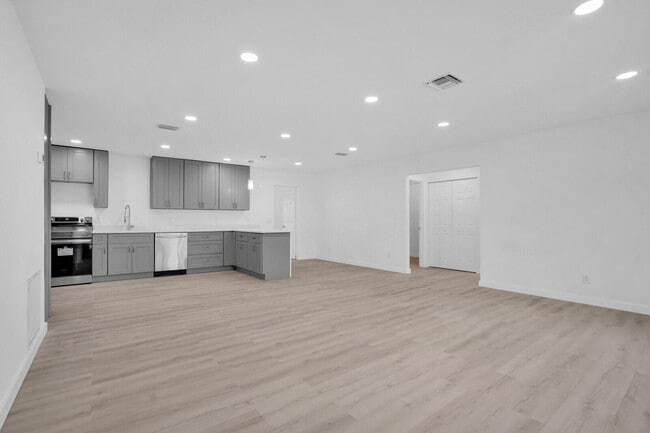 Building Photo - 865 SE Tierra Ct