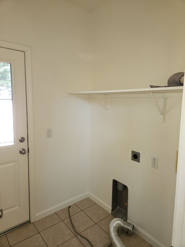 Building Photo - Lovely 3 bedrooms, 2 bathrooms located in ...